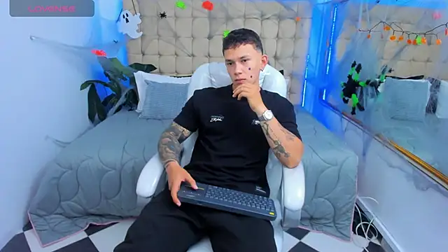 Snapshot of Thomas_moon chatting on October 2025 12:13:02 PM Thomas moon online show from October 2025 12:13:02 PM