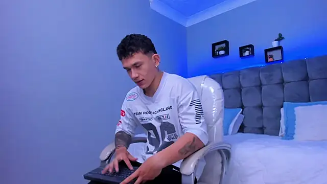 Snapshot of Thomas_moon chatting on November 2025 12:38:02 PM Thomas moon online show from November 2025 12:38:02 PM