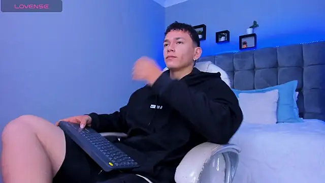 Snapshot of Thomas_moon chatting on December 2025 12:59:02 PM Thomas moon online show from December 2025 12:59:02 PM