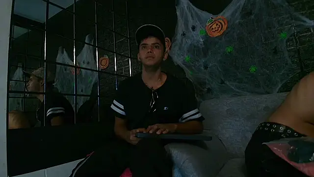 Snapshot of HellAndDante_ chatting on October 2025 11:25:01 PM HellAndDante online show from October 2025 11:25:01 PM