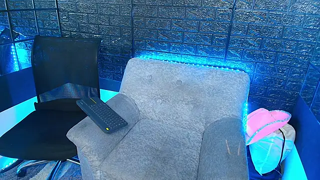 Snapshot of HellAndDante_ chatting on November 2025 10:43:02 PM HellAndDante online show from November 2025 10:43:02 PM