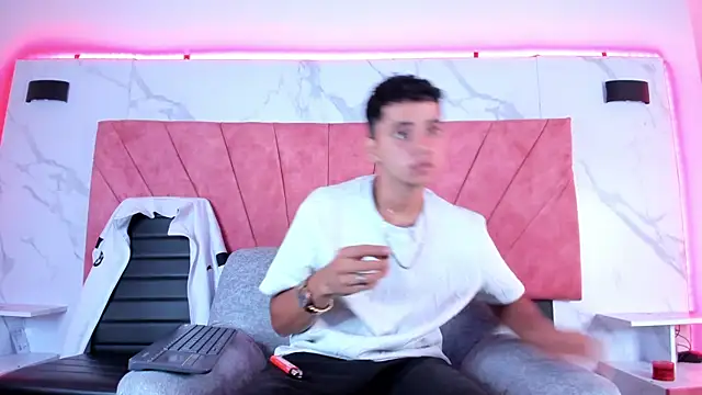 Snapshot of HellAndDante_ chatting on December 2025 01:19:02 AM HellAndDante online show from December 2025 01:19:02 AM