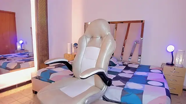 Elowen Clark online show from December 2025 08:09:02 PM