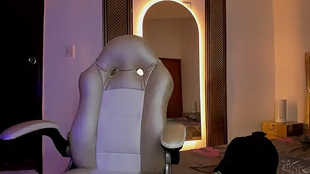 Elowen Clark online show from November 2025 07:36:01 PM