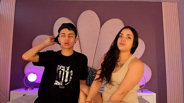 Snapshot of NickandAbby_ chatting on November 2025 11:42:01 AM NickandAbby online show from November 2025 11:42:01 AM