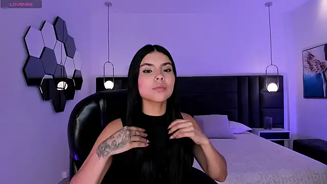 MiaLaurence online show from May 2026 07:08:01 PM
