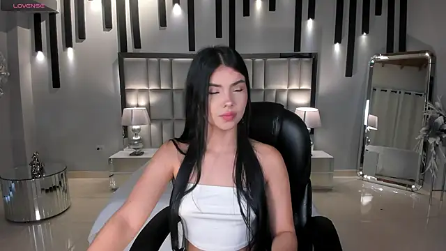 MiaLaurence online show from May 2026 11:43:02 AM