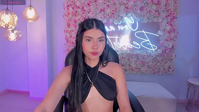 MiaLaurence online show from November 2025 11:33:02 AM