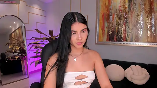 MiaLaurence online show from November 2025 07:28:01 PM