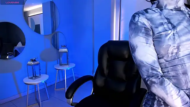 MiaLaurence online show from November 2025 11:37:02 AM