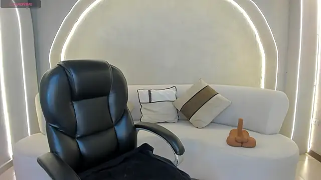 MiaLaurence online show from February 2026 07:47:01 PM