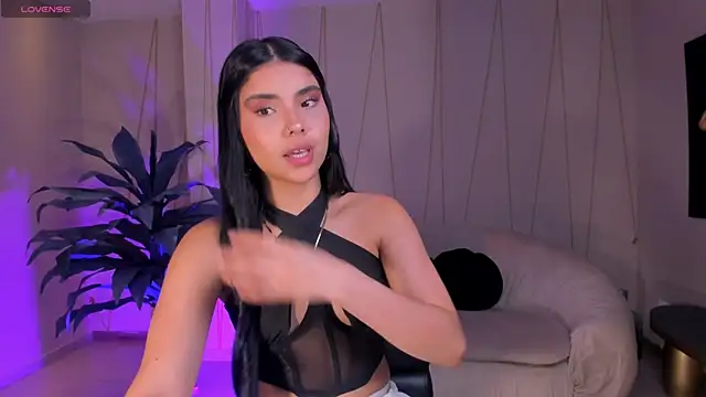 MiaLaurence online show from November 2025 11:58:02 AM