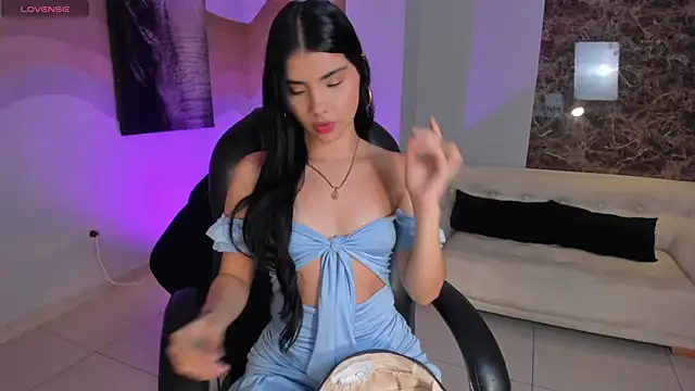 MiaLaurence online show from November 2025 07:14:01 PM