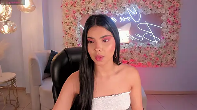 MiaLaurence online show from October 2025 05:03:02 PM