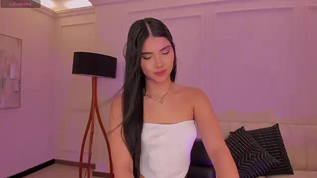 MiaLaurence online show from November 2025 11:42:02 AM