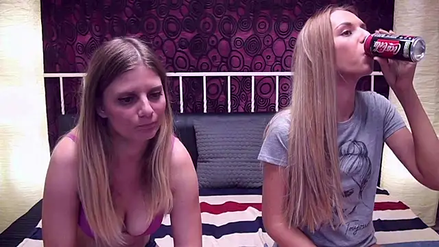 Snapshot of BlondeWitches chatting on November 2025 12:43:02 AM BlondeWitches online show from November 2025 12:43:02 AM