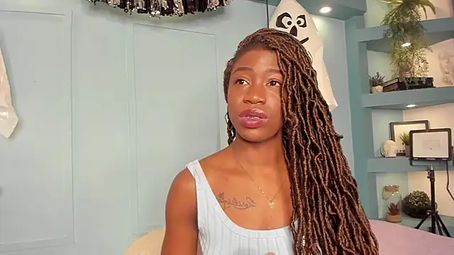 Snapshot of MichellePose chatting on October 2025 12:39:02 PM MichellePose online show from October 2025 12:39:02 PM