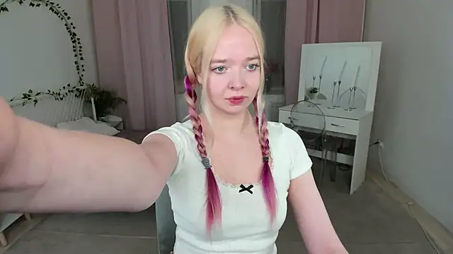 Snapshot of BellaMontgomery chatting on January 2026 04:32:02 PM BellaMontgomery online show from January 2026 04:32:02 PM