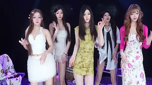 Snapshot of EYgirl222 chatting on March 2026 07:33:02 AM EYgirl222 online show from March 2026 07:33:02 AM