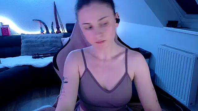 Snapshot of Melly4You chatting on May 2026 08:42:02 PM Melly4You online show from May 2026 08:42:02 PM