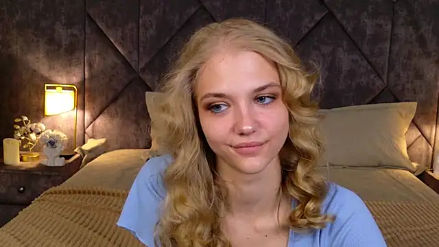 Snapshot of 4example_Chloe chatting on April 2026 05:43:02 AM 4example Chloe online show from April 2026 05:43:02 AM