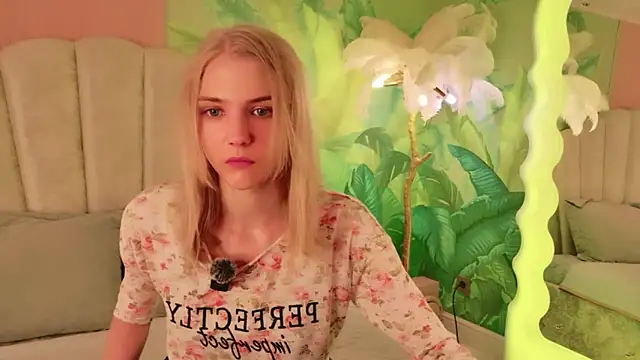 Snapshot of 4example_Chloe chatting on June 2026 05:51:01 AM 4example Chloe online show from June 2026 05:51:01 AM