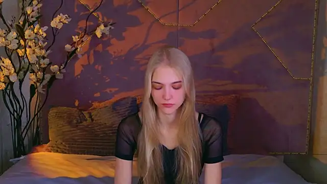 4example Chloe online show from October 2025 10:56:01 AM