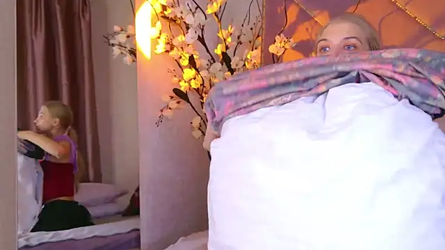 4example Chloe online show from October 2025 10:58:01 AM