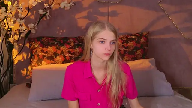 4example Chloe online show from October 2025 12:17:02 PM