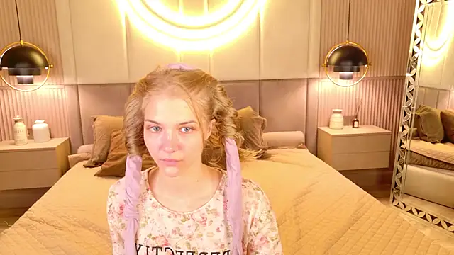 Snapshot of 4example_Chloe chatting on June 2026 05:34:01 AM 4example Chloe online show from June 2026 05:34:01 AM