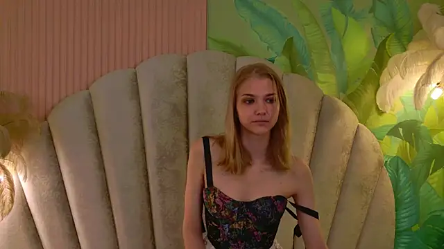 Snapshot of 4example_Chloe chatting on May 2026 05:40:01 AM 4example Chloe online show from May 2026 05:40:01 AM