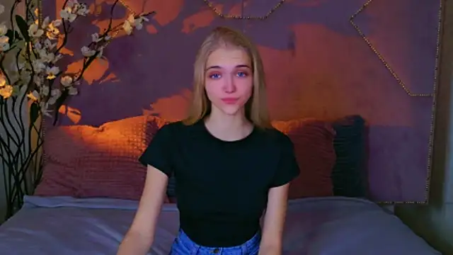 4example Chloe online show from October 2025 10:45:01 AM