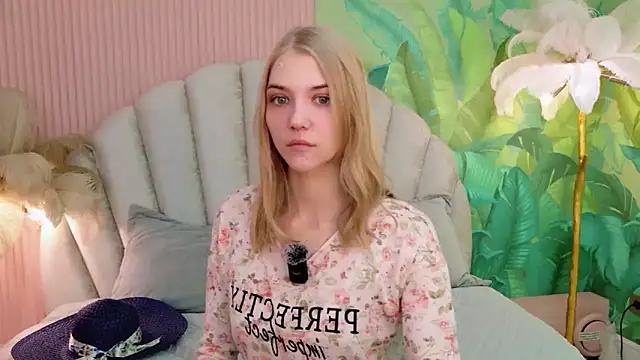 Snapshot of 4example_Chloe chatting on June 2026 05:35:01 AM 4example Chloe online show from June 2026 05:35:01 AM