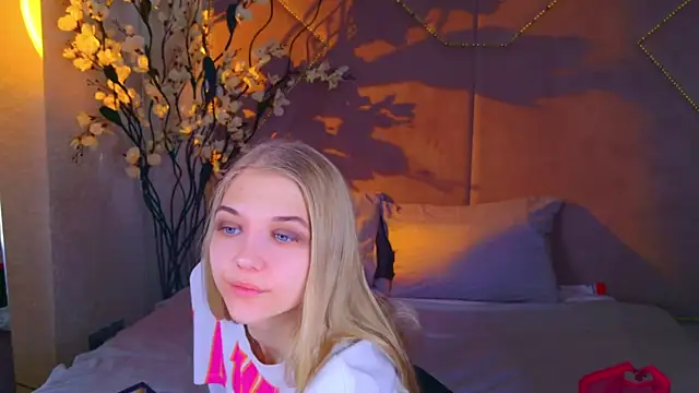 4example Chloe online show from November 2025 10:54:01 AM