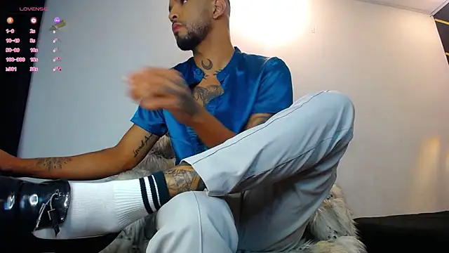 Snapshot of LickMyInk chatting on October 2025 03:43:01 AM LickMyInk online show from October 2025 03:43:01 AM