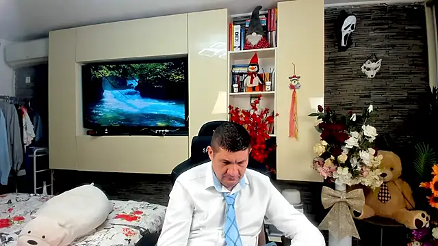 SpartacusDaddy48 online show from April 2026 01:04:02 PM