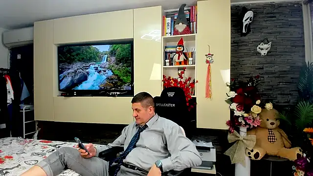 SpartacusDaddy48 online show from April 2026 08:32:01 PM