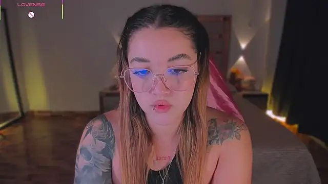 lunaarose online show from December 2025 04:17:01 AM