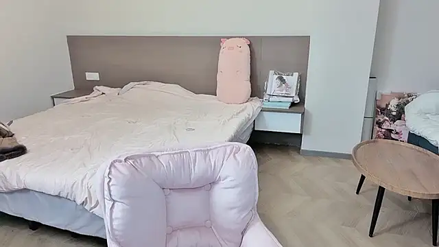 nini a online show from November 2025 09:37:02 AM