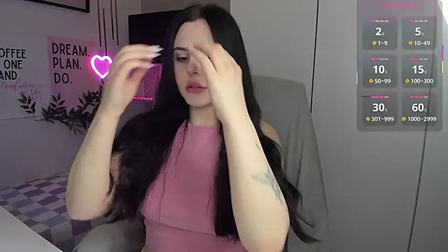 LiaWoow online show from December 2025 02:45:01 PM