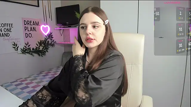 LiaWoow online show from October 2025 01:45:01 PM