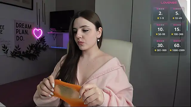 LiaWoow online show from September 2025 02:45:01 PM