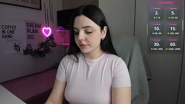 LiaWoow online show from December 2025 07:29:01 AM