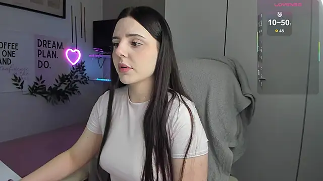 Snapshot of LiaWoow chatting on December 2025 07:44:01 AM LiaWoow online show from December 2025 07:44:01 AM