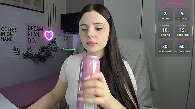 Snapshot of LiaWoow chatting on December 2025 07:44:01 AM LiaWoow online show from December 2025 07:44:01 AM