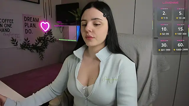 LiaWoow online show from November 2025 08:18:02 AM