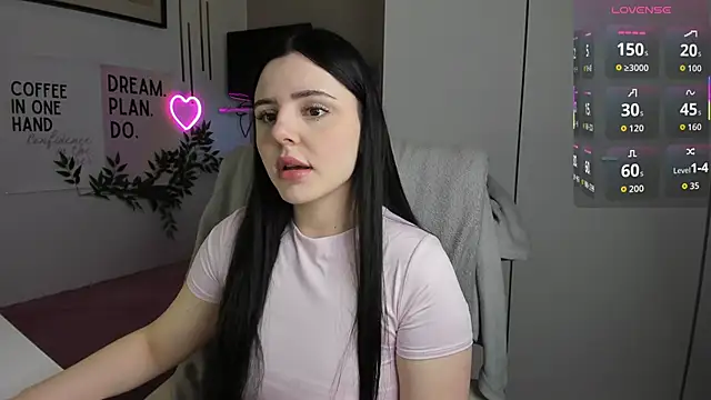 LiaWoow online show from November 2025 07:44:02 AM