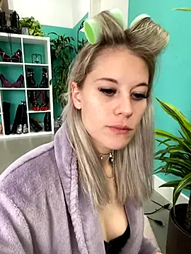 Snapshot of TheRealJessyLey chatting on October 2025 09:11:01 AM TheRealJessyLey online show from October 2025 09:11:01 AM