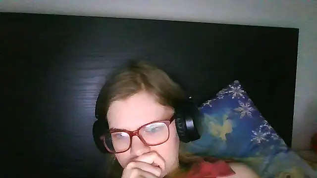 Snapshot of Moonolighta chatting on December 2025 12:26:01 PM Moonolighta online show from December 2025 12:26:01 PM