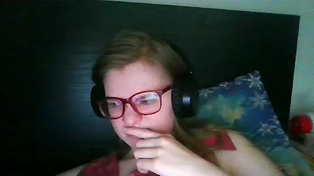 Snapshot of Moonolighta chatting on November 2025 12:20:01 PM Moonolighta online show from November 2025 12:20:01 PM